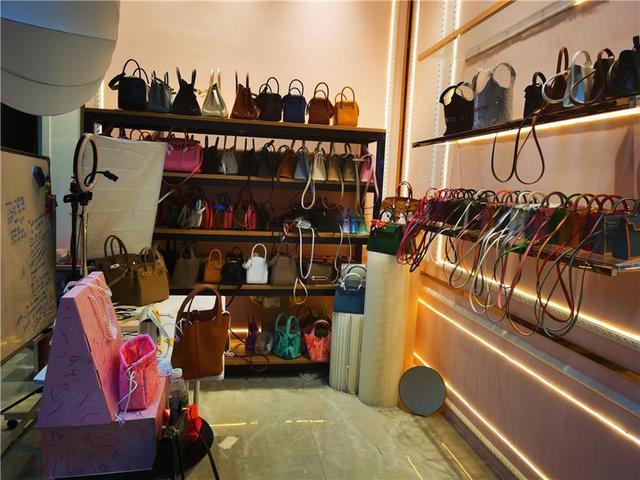 廣州箱包專業市場 線上轉型助力國內大循環